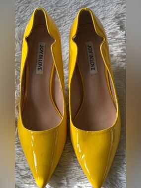 Joy in Love yellow patent leather scalloped edge pointed toe heel weekender shoe